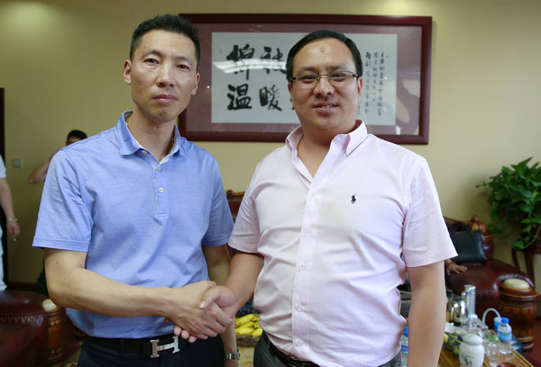 执行会长徐海伟与名誉会长,绿艺被服董事长周智利合影