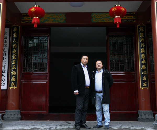 商会执行会长徐海伟(左)与陈文周(右)合影留念